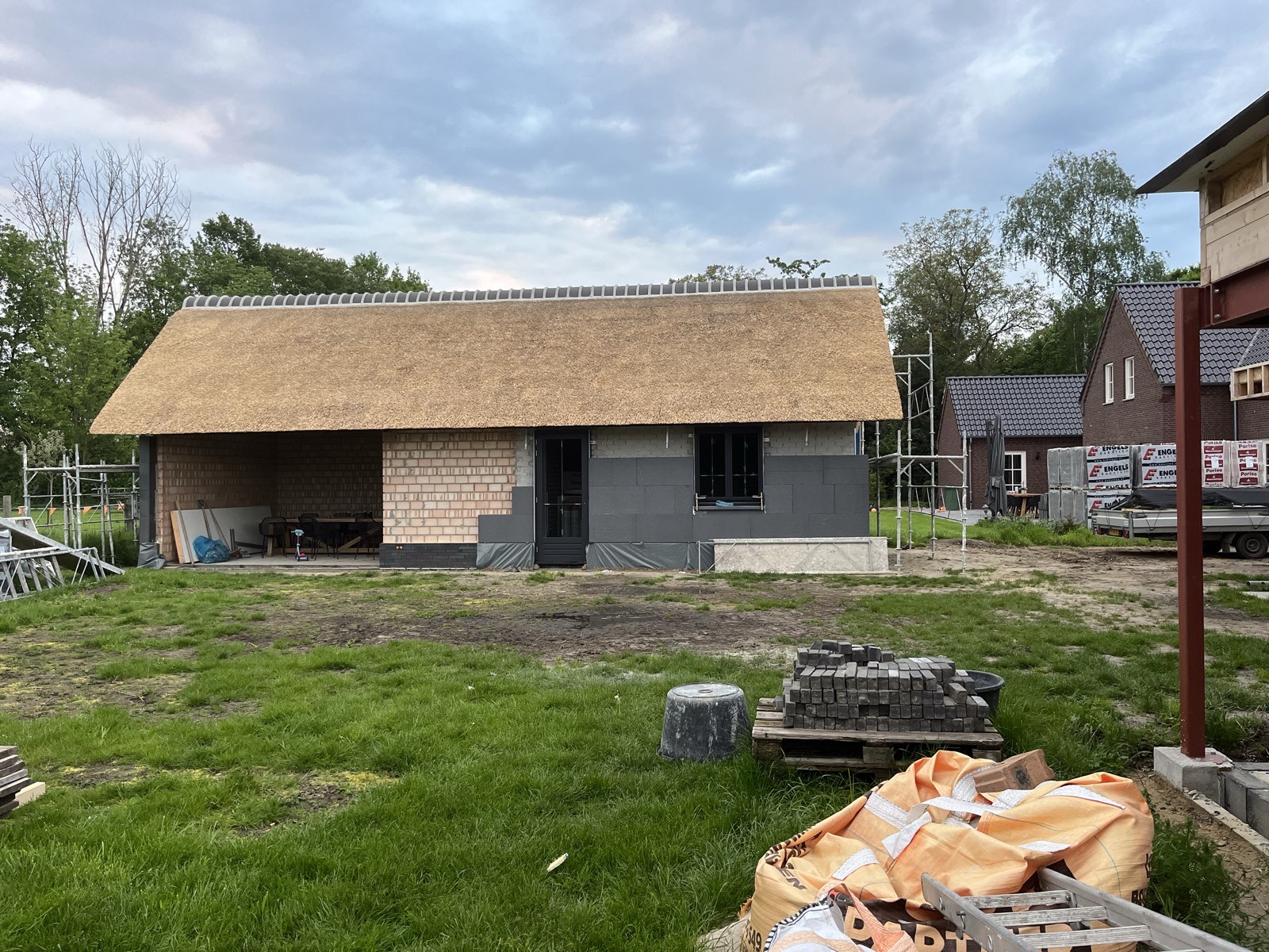 Bijgebouw onder riet