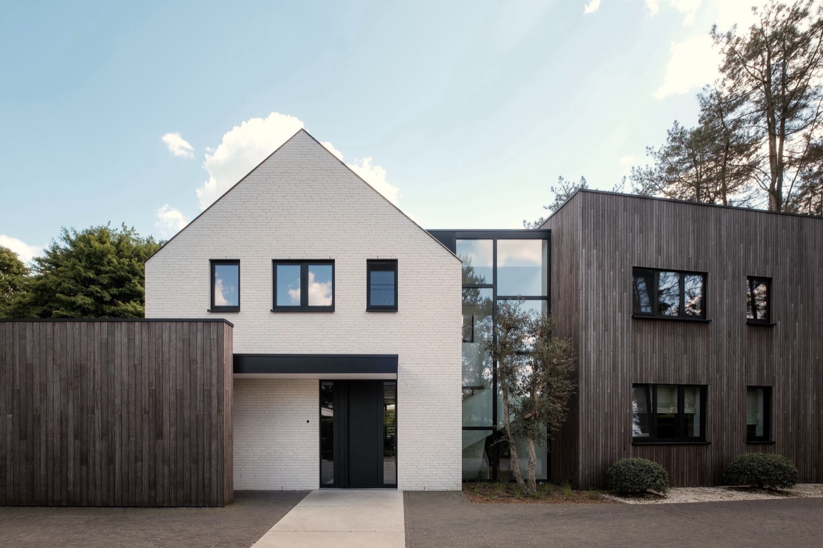 Voorzijde met beklede entreewand