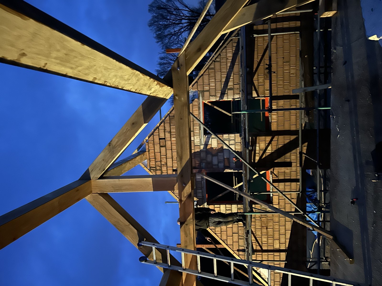 Houten kapconstructie geplaatst