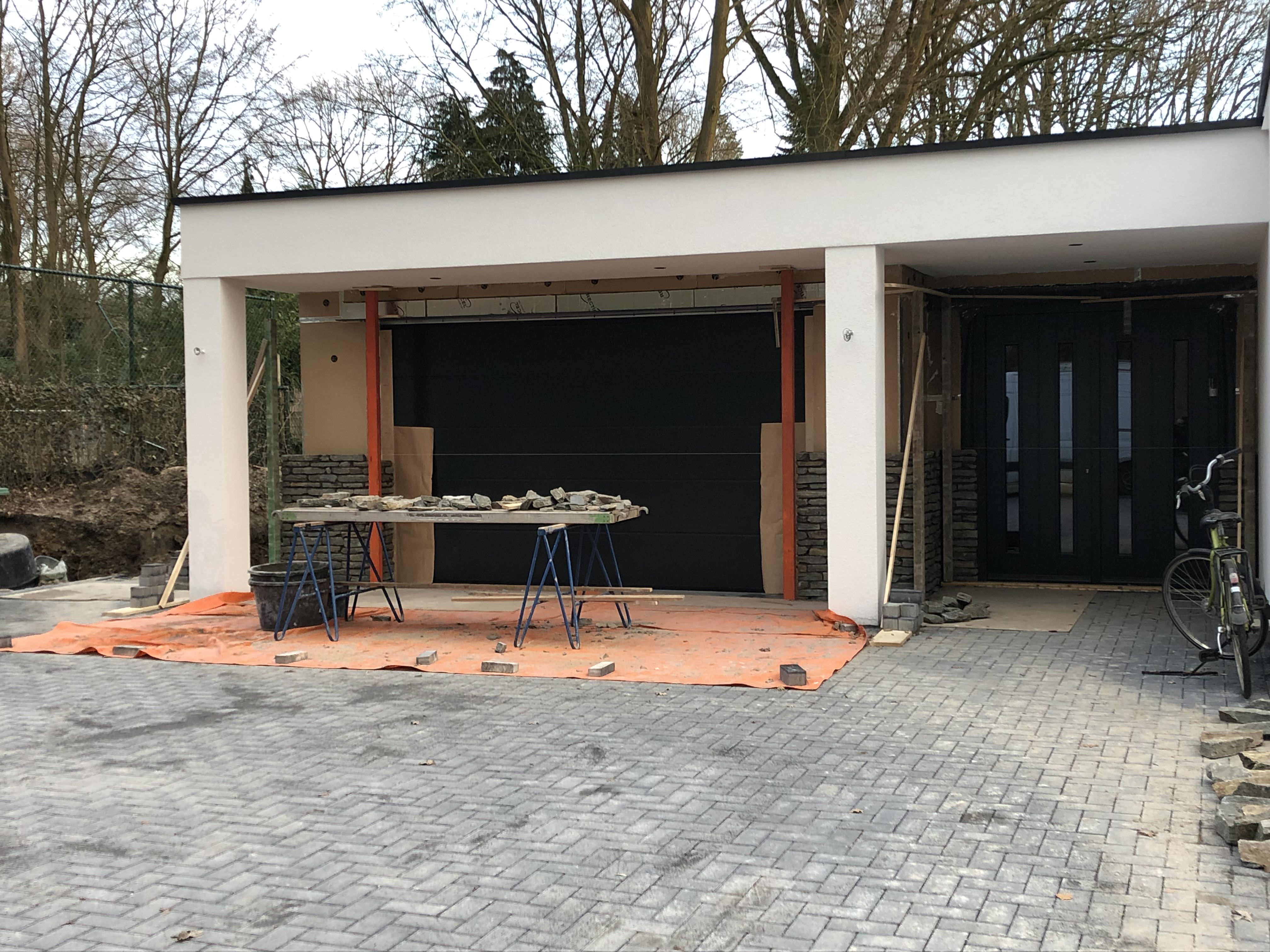 Entree & carport