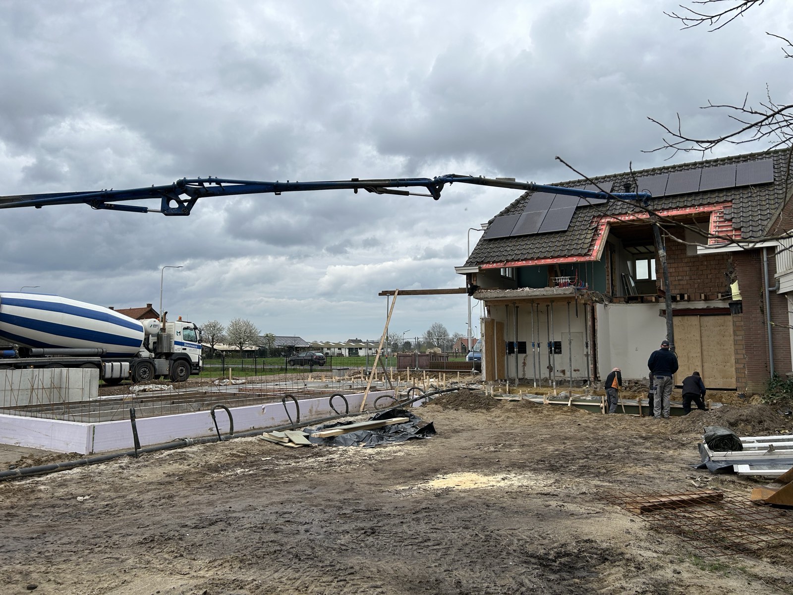 Betonpomp aan het werk